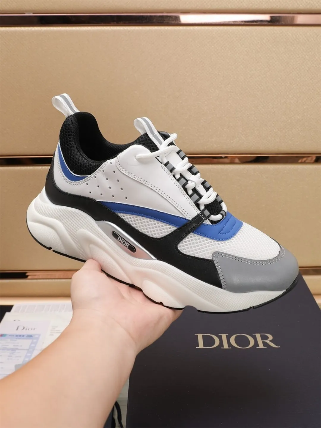 Men's shoes 💰P460💰【Dior】Dior✨ is online at the same time👏 This casual sneaker is a new product in the series and continues Di*r's classic style. The upper is made of original mesh and cow leather, with a two-color textured outsole, and the brand's iconic details on the rear collar and heel to enhance the style. Fashionable and versatile. Wear it with jeans or slacks for a casual look. Size: 38-44 (45 customized)
